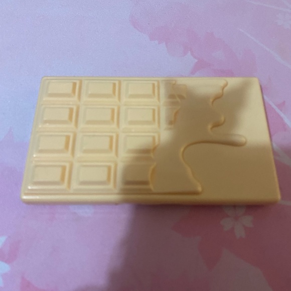 Revolution White Chocolate Eyeshadow Palette - Picture 1 of 4